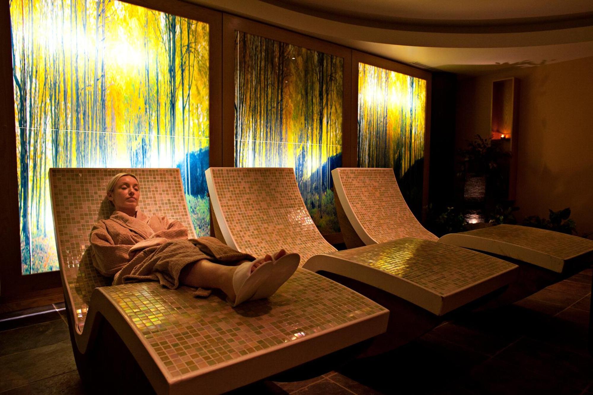Fota Island Hotel And Spa Exterior foto A woman relaxing in a spa
