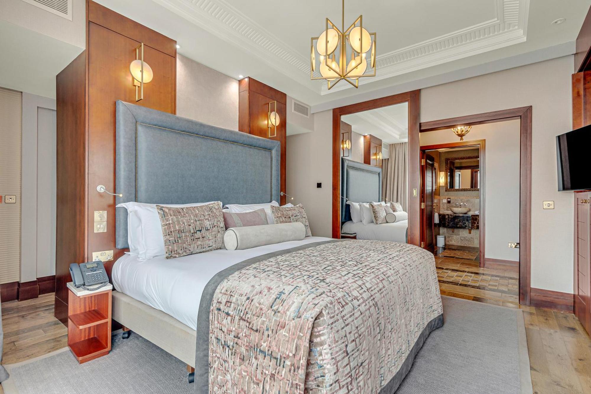 Fota Island Hotel And Spa Exterior foto A bedroom at The Savoy
