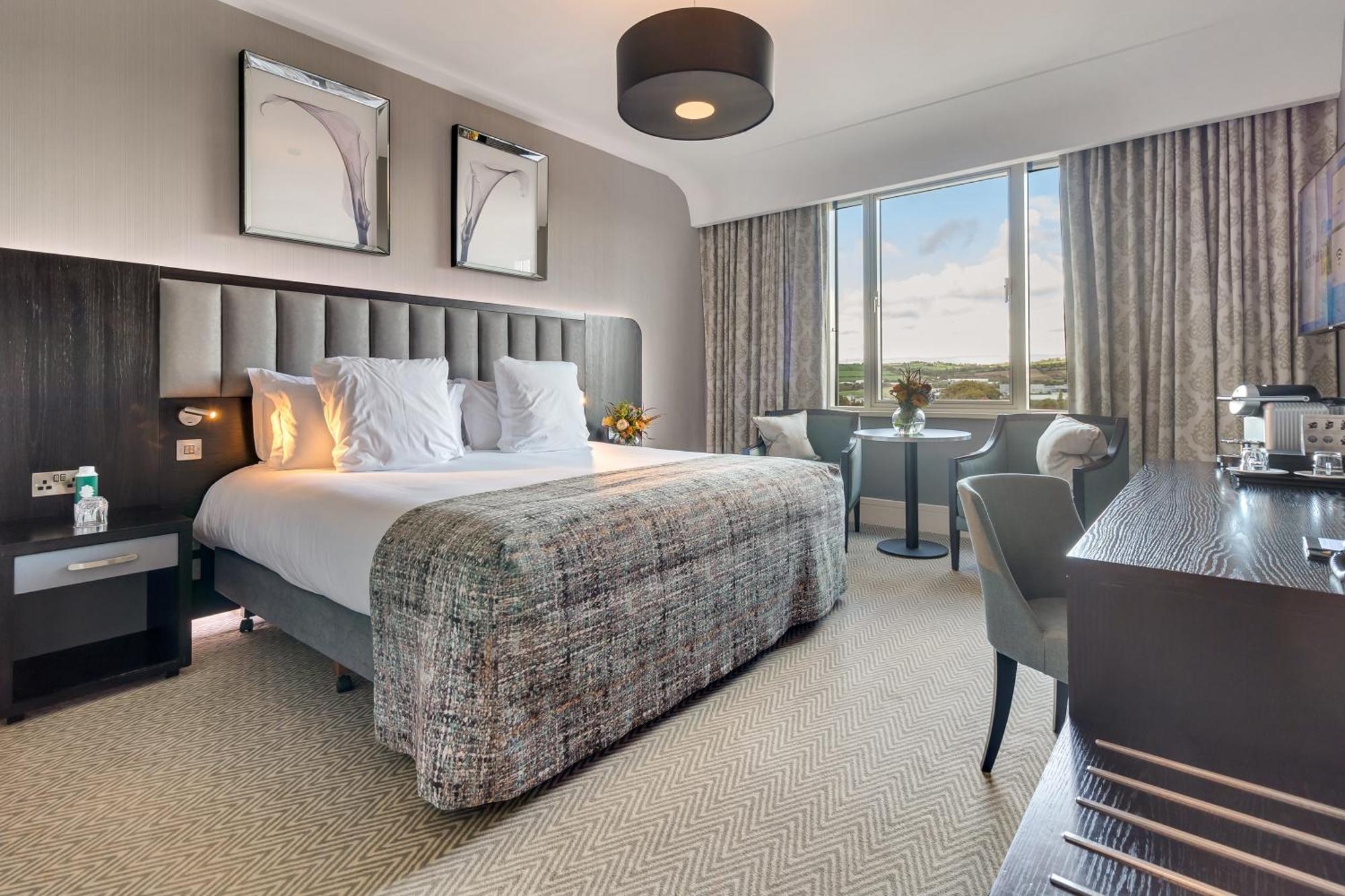 Fota Island Hotel And Spa Exterior foto A bedroom at the Hilton London Heathrow