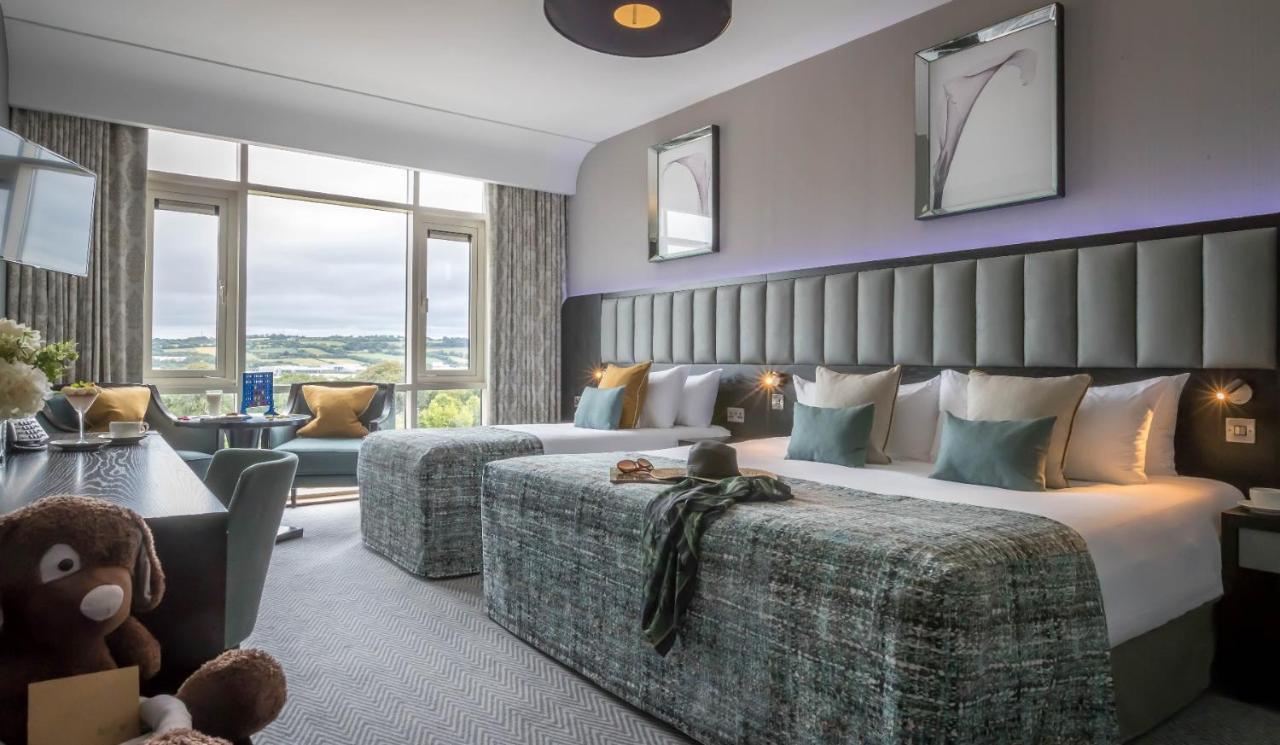 Fota Island Hotel And Spa Exterior foto A bedroom at the River Lee Hotel